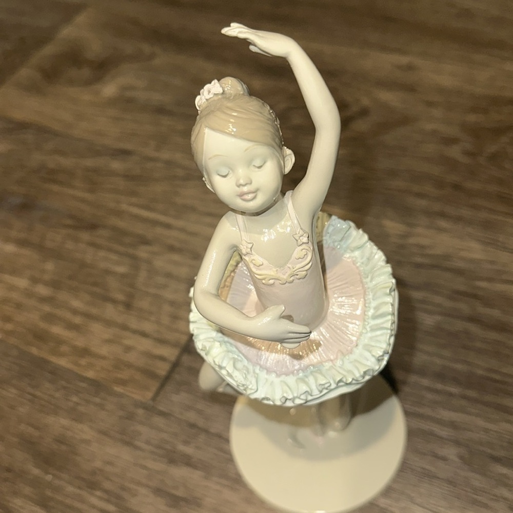 Resin Ballerina Figurine - Picture 2 of 7